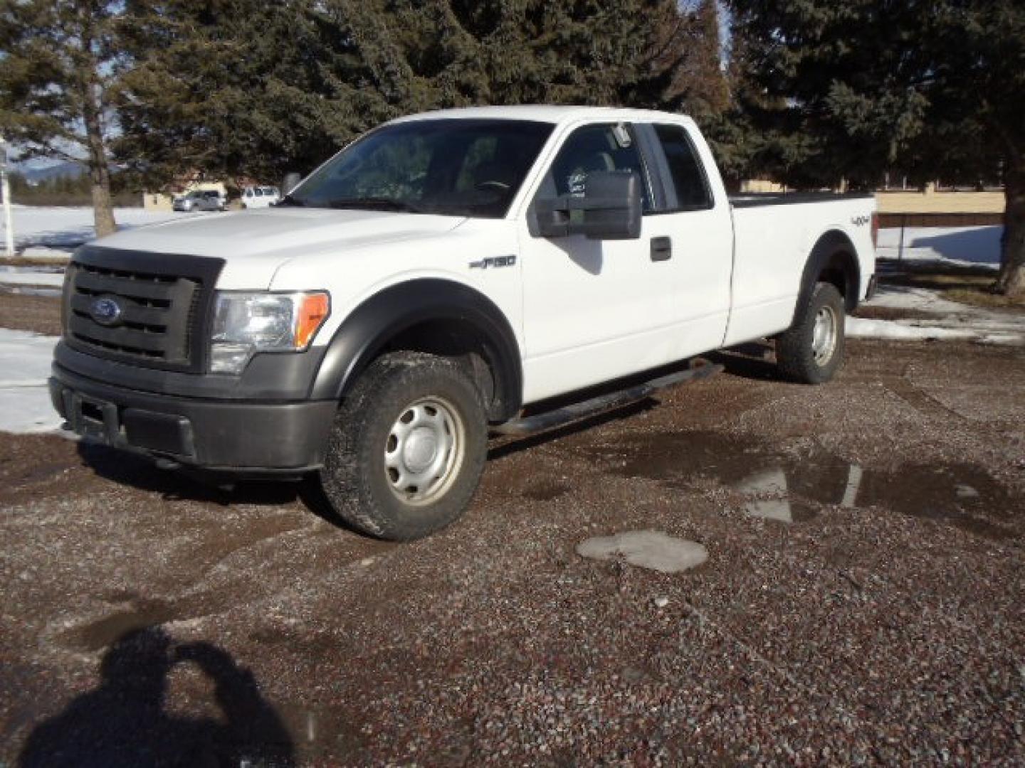 2010 White /Tan Ford F-150 XL (1FTVX1EV2AK) with an 5.4L V8 Gas engine, Automatic transmission, located at 5465 Highway 2 W., Columbia Falls, MT, 59912, (406) 892-4407, 48.352188, -114.240929 - Photo#2